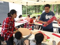 Disfrutan del festival de la fresa en Irekua
