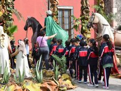 Visitan estudiantes Villa Navideña, Fiestas de Paz