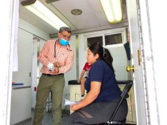 Acercan servicios de salud con unidades médicas móviles