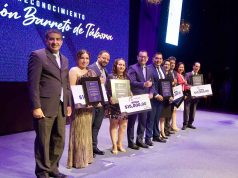 Reconocen a docentes por su compromiso con la enseñanza
