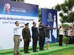 REALIZAN IZAMIENTO DE BANDERA