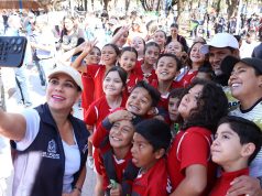 Arranca copa bimbo en Irapuato • Irapuato es sede de torneo regional de futbol • Promueven el deporte entre las nuevas generaciones Irapuato, Gto. 28 de marzo del 2025.- La Copa Bimbo de Futbol Infantil arrancó en la Unidad Deportiva Norte en Irapuato, con la participación de estudiantes de diferentes escuelas primarias de toda la región. La primera etapa de este torneo en Irapuato, se llevará a cabo en las Deportivas Norte y Sur, hasta el 4 de abril para, posteriormente, continuar hasta llegar a la gran final nacional que se llevará a cabo en el mes de julio. Lorena Alfaro García, presidenta de Irapuato destacó que, en el municipio se realizan eventos deportivos de manera permanente e invitó a madres y padres de familia a seguir con su participación e incentivar a sus hijos para desarrollarse en entornos saludables. “Esto sin lugar a duda les va a ayudar mucho en su formación física, pero, también en su salud emocional, en su salud espiritual y, sobre todo, poner en práctica los valores de respeto, convivencia y hacer equipo”, manifestó. Gerardo Núñez Ramírez, representante de Grupo Bimbo, compartió que este torneo ya tiene 60 años de trayectoria, con el objetivo de, año con año, promover el deporte y transmitir los valores. “Con este tradicional torneo de Grupo Bimbo, reafirmamos el compromiso que tenemos de promover una vida más saludable y, a través de la actividad física, el propósito de Bimbo es alimentar un mundo mejor”, puntualizó. En todo el país participan 63 mil 281 niñas y niños que forman parte de los 5 mil 534 equipos inscritos a este tradicional torneo y que con su esfuerzo buscarán coronarse como los campeones del 2025.