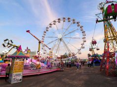 Contará feria de las fresas con rueda de la fortuna más grande de Latinoamérica • Más de 50 metros de altura • Más de 30 juegos mecánicos Irapuato, Gto. 11 de marzo de 2025.- La Feria de las Fresas 2025, está por iniciar y, del 14 al 30 de marzo, te espera para disfrutar de todas sus atracciones pues, en esta edición contará con la Rueda de la Fortuna más grande de Latinoamérica, la cual mide más de 50 metros de altura. Héctor Muñoz Krieger, director de Economía y Turismo, compartió que, para esta edición de la máxima fiesta de las y los irapuatenses, los visitantes podrán disfrutar de más de 30 juego mecánicos que, de lunes a miércoles serán gratuitos para niños y niñas, de 4:00 de la tarde a 11:00 de la noche. Además, compartió que, Irapuato ofrecerá juegos mecánicos de gran nivel, entretenimiento y diversión, que han visitado pocas ciudades de México. “Una rueda de la fortuna que forma parte de los 34 atractivos que tendremos en la feria, de estos juegos mecánicos que instalamos, esta feria es una feria familiar, en donde vamos a divertirnos y donde creemos que vamos a encontrar algo para toda la familia”, mencionó. La entrada a la Feria de las Fresas 2025 tiene un costo de 50 pesos, con los cuales podrás disfrutar del artista que se presente en el Teatro del Pueblo en la zona general, algunos de los juegos mecánicos, el show sobre hielo: Illusion on Ice y diversas actividades más que se realizan en los pabellones y exposiciones. La Feria de las Fresas 2025, tendrá acceso gratuito el día de su inauguración, el viernes 14 de marzo, para que todas y todos puedan disfrutar de los atractivos, show y espectáculos que se tienen programados,