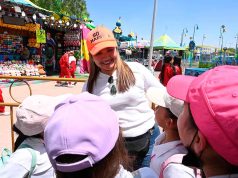 Disfrutan estudiantes de feria de las fresas