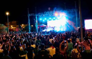 CELEBRAN A LOS PAPÁS CON EL CONCIERTO “LO MEJOR DEL ROCK EN ESPAÑOL” EN EL CENTRO HISTÓRICO