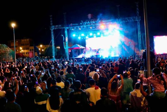 CELEBRAN A LOS PAPÁS CON EL CONCIERTO “LO MEJOR DEL ROCK EN ESPAÑOL” EN EL CENTRO HISTÓRICO